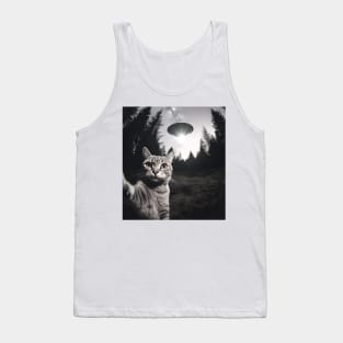 Cat took a selfie with UFO, Black and White Version Tank Top